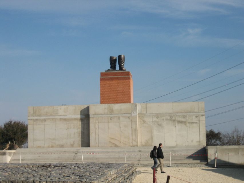Budapest: Memento Park and Icons of Communism Guided Tour - Entering the park and meeting the monuments