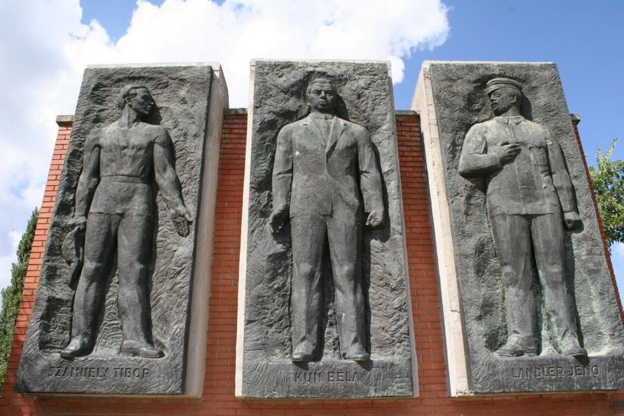 Budapest: Memento Park Ticket - Reading the statues without the parade