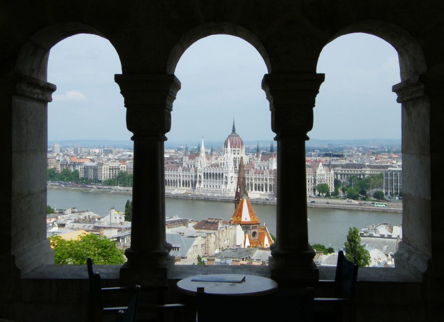Budapest: Multilingual Highlights Tour - What the guides add to the experience