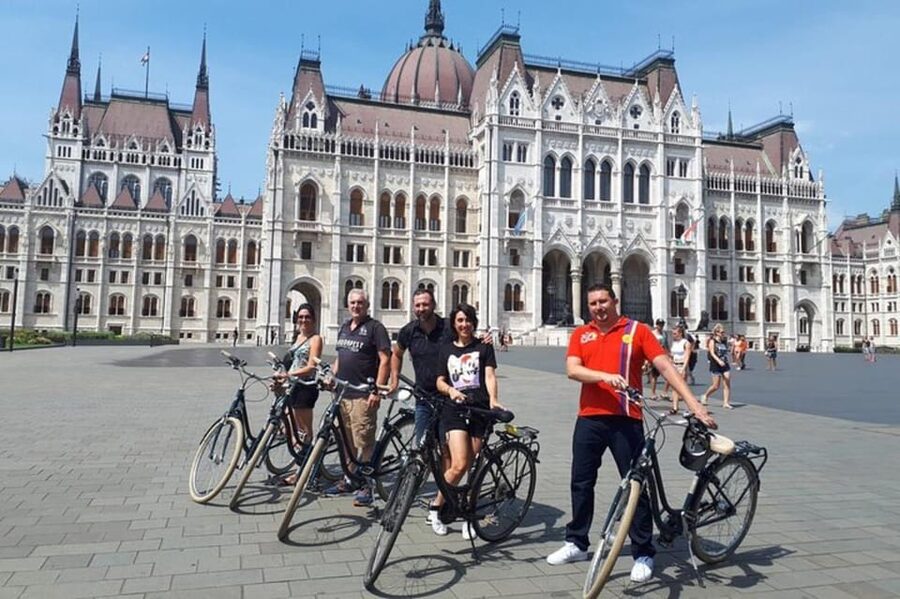 Budapest : Must-see attractions walking tour - St. Stephen’s Basilica and the city’s everyday details