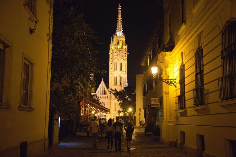 Budapest: Night Walking Tour with River Cruise and Wine - Key points at a glance