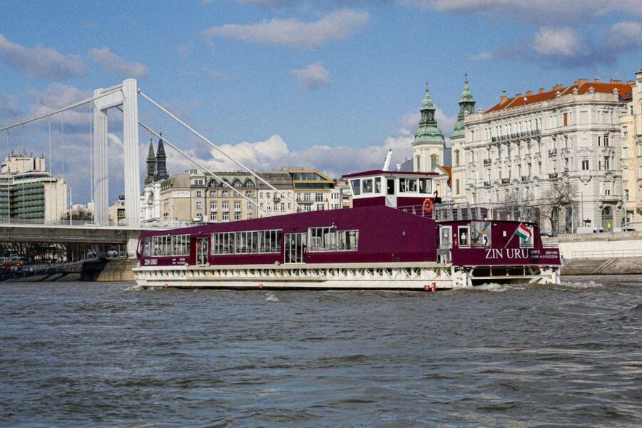 Budapest: Nighttime or Daytime Sightseeing Cruise - Choosing between daytime, sunset, and nighttime