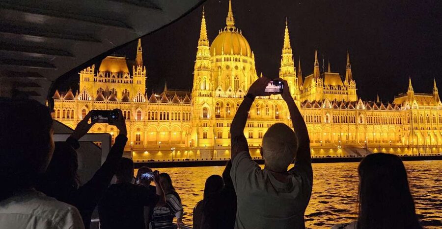 Budapest: Nighttime or Daytime Sightseeing Cruise - Drinks, snacks, and onboard comfort