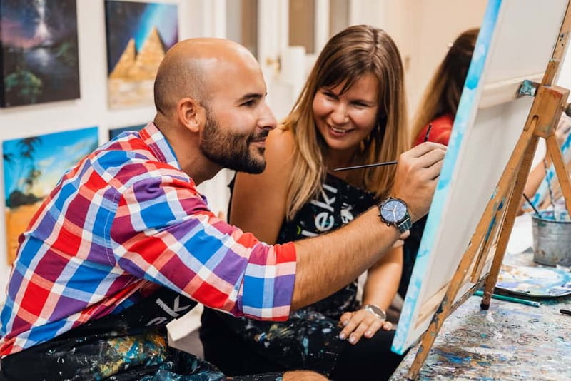 Budapest: Paint and sip experience - Choosing between a scheduled course and a private session