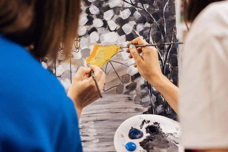 Budapest: Paint and sip experience - Guidance from a friendly professional painter