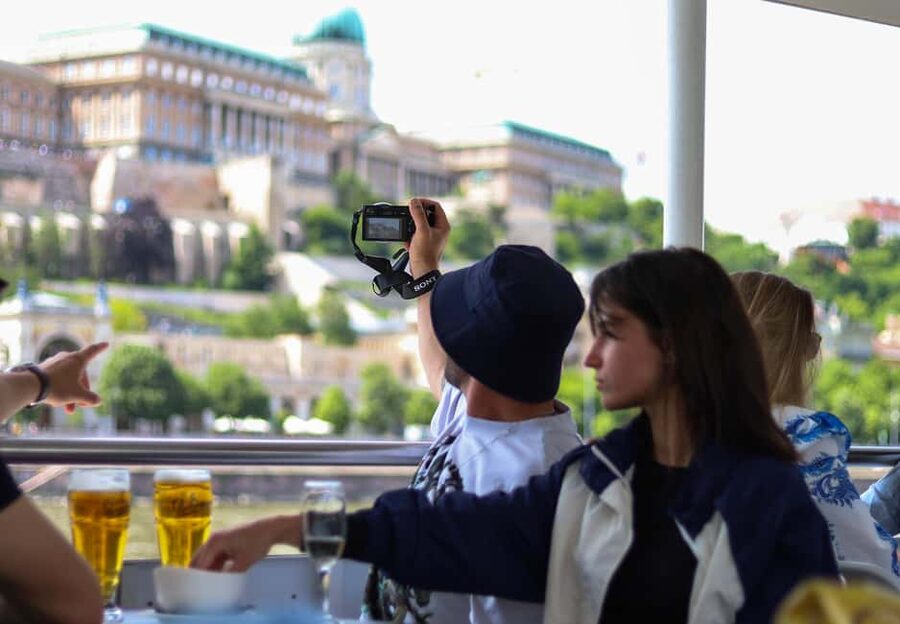 Budapest: Pizza Cruise - Pizza, drinks, and service on board