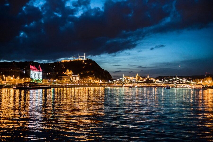 Budapest: Premium Sightseeing Cruise with Tokaj Frizzante - Key points to know before boarding