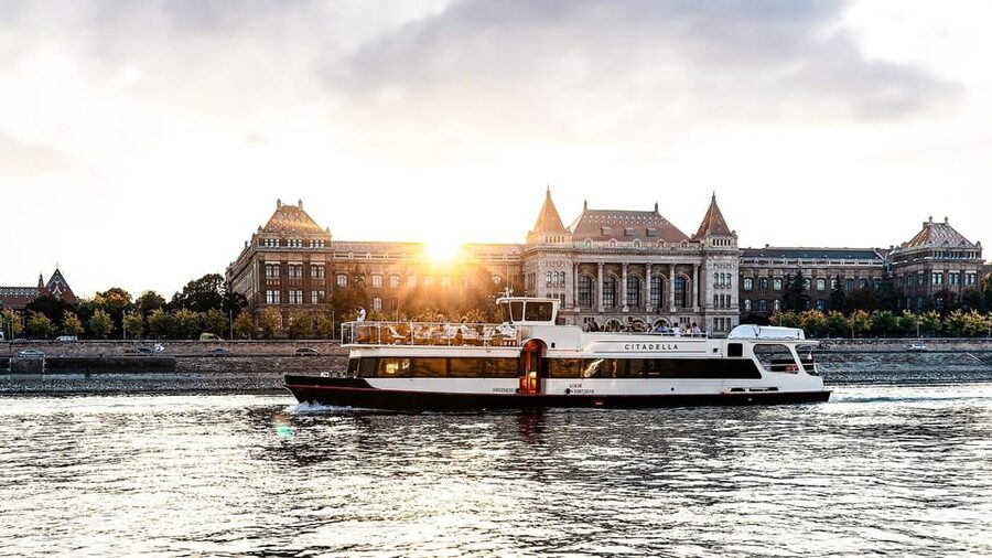 Budapest: Premium Sightseeing Cruise with Tokaj Frizzante - Choosing between the terrace and the enclosed deck