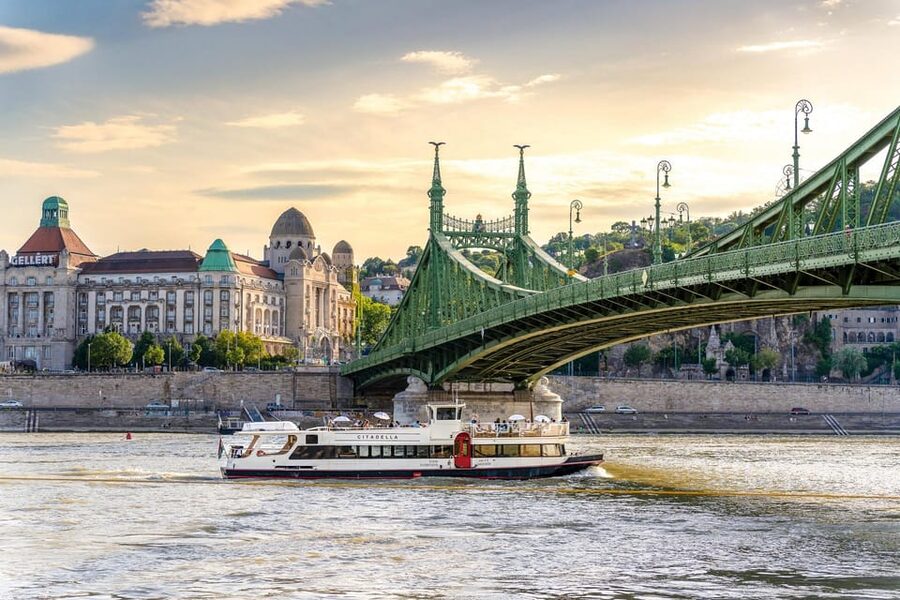Budapest: Premium Sightseeing Cruise with Tokaj Frizzante - Using the 30-language audio guide
