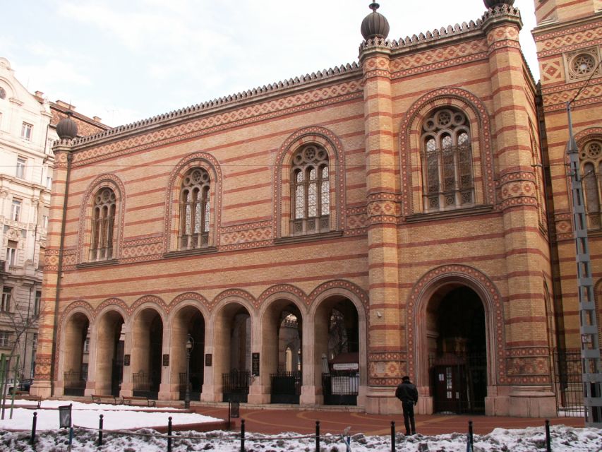 Budapest Private 3-Hour Jewish Heritage Tour - Entering the Dohány Street Synagogue