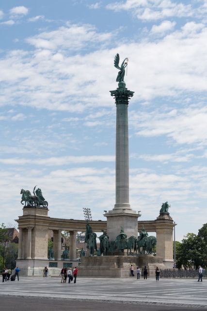 Budapest: Private City Tuk-Tuk Tour & Boat Cruise - A fast introduction to both Buda and Pest