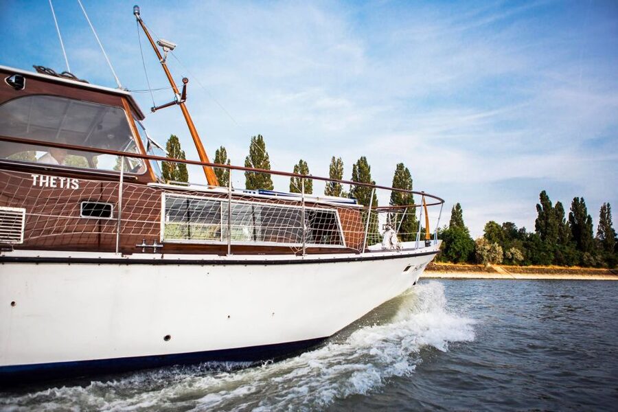 Budapest: Private Danube Yacht Cruise with Welcome Drink - Turning near Gellért Hill