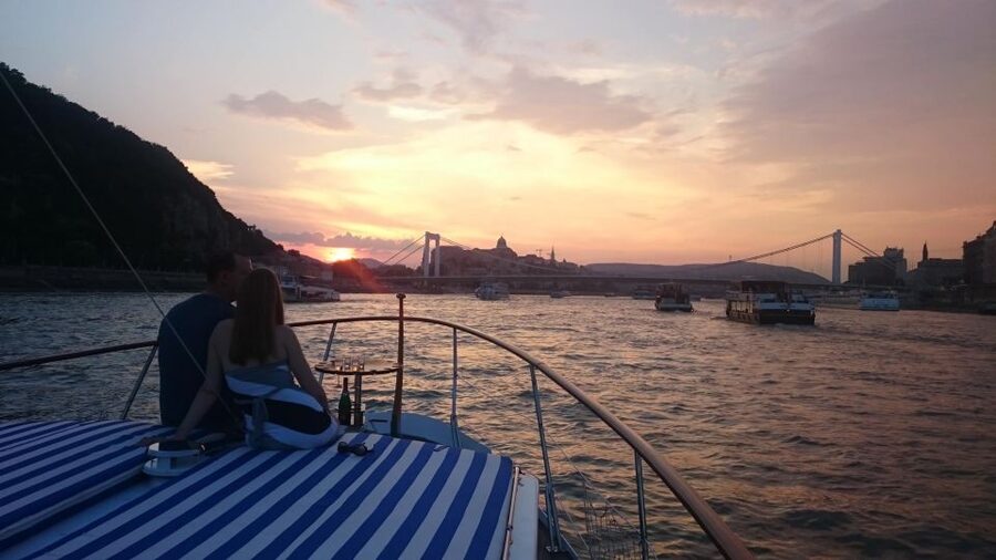Budapest: Private Danube Yacht Cruise with Welcome Drink - Sunset timing and night views