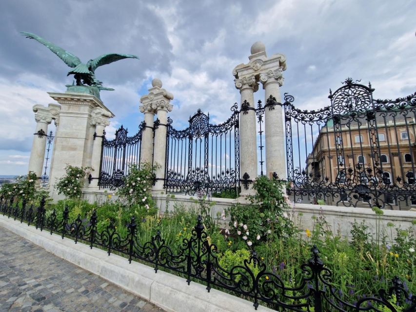 Budapest: private deluxe tour with a native, in Spanish - Crossing to Pest and following Andrássy Avenue