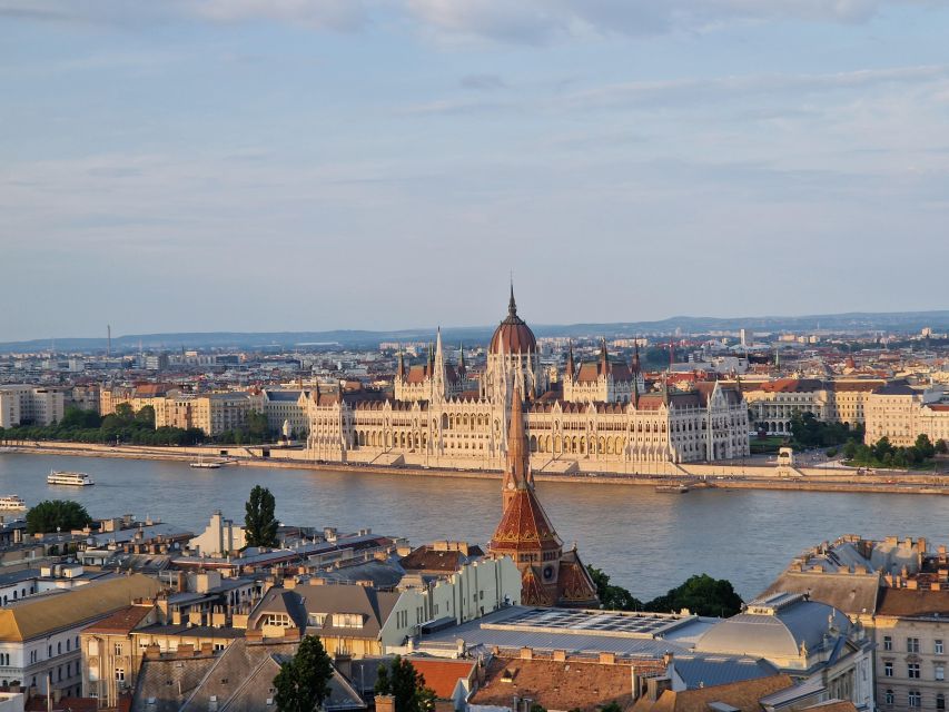 Budapest: private deluxe tour with a native, in Spanish - Starting on Castle Hill in Buda