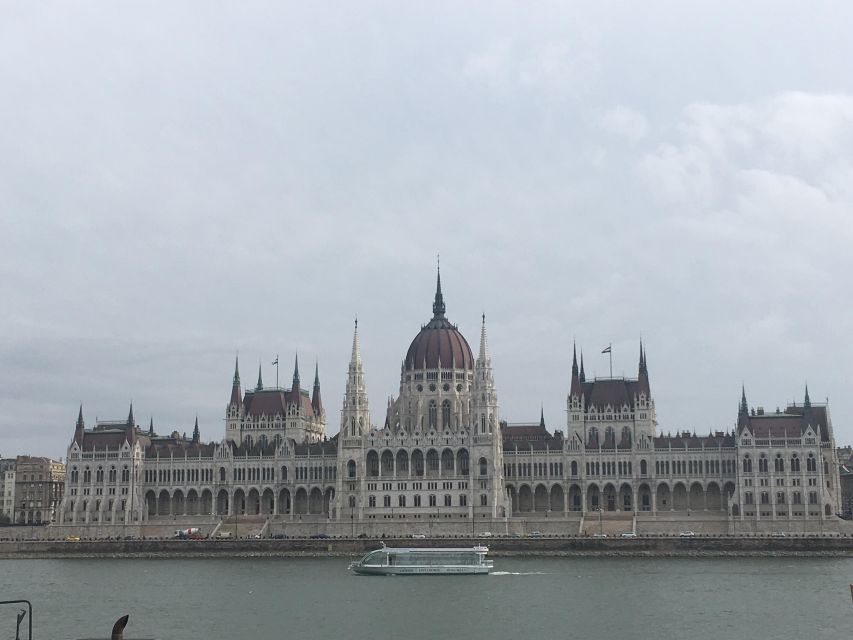 Budapest: Private Sightseeing Walking Tour with Local Guide - Key points at a glance