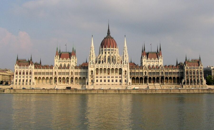 Budapest: Private Walking Tour of City with Spanish Guide - A private way to get your Budapest bearings