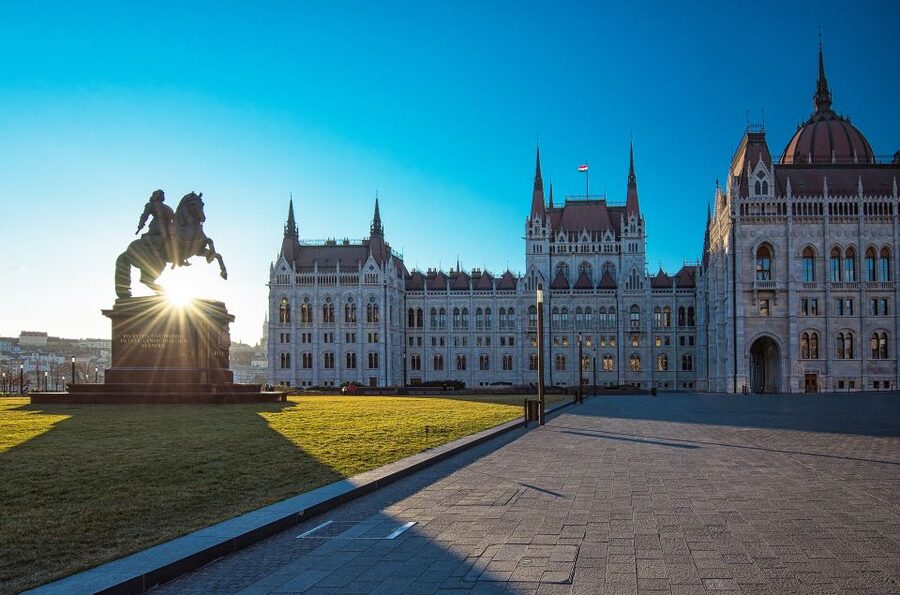 Budapest: Private Walking Tour of City with Spanish Guide - St. Stephen’s Basilica and the heart of Pest