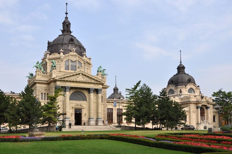 Budapest: Private Walking Tour of City with Spanish Guide - Jewish Quarter and the Dohány Street Synagogue