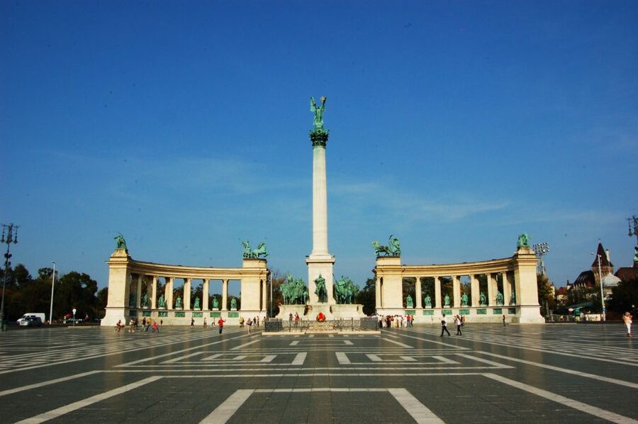 Budapest: Private Walking Tour of City with Spanish Guide - Gellért Hill, the Citadel, and the question of hills