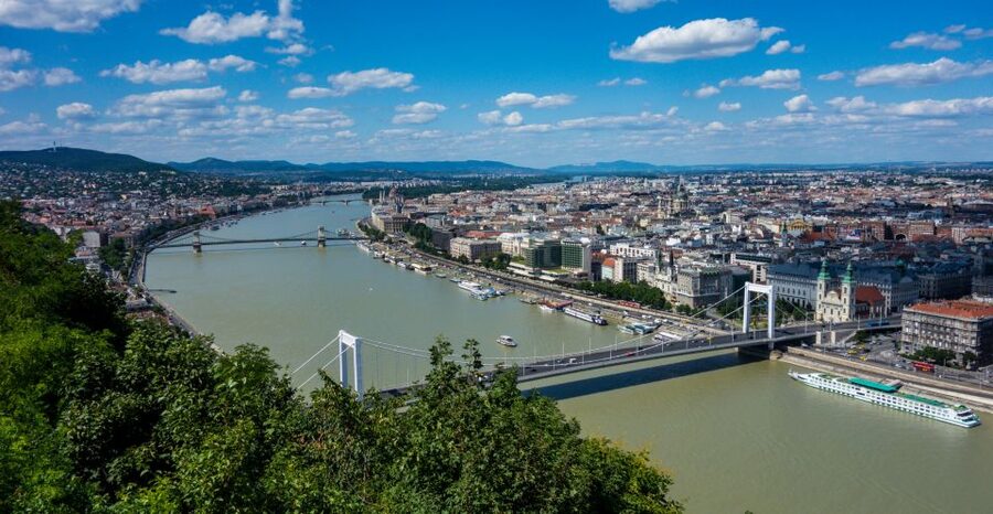 Budapest: Private Walking Tour of City with Spanish Guide - What the three-hour option can realistically do