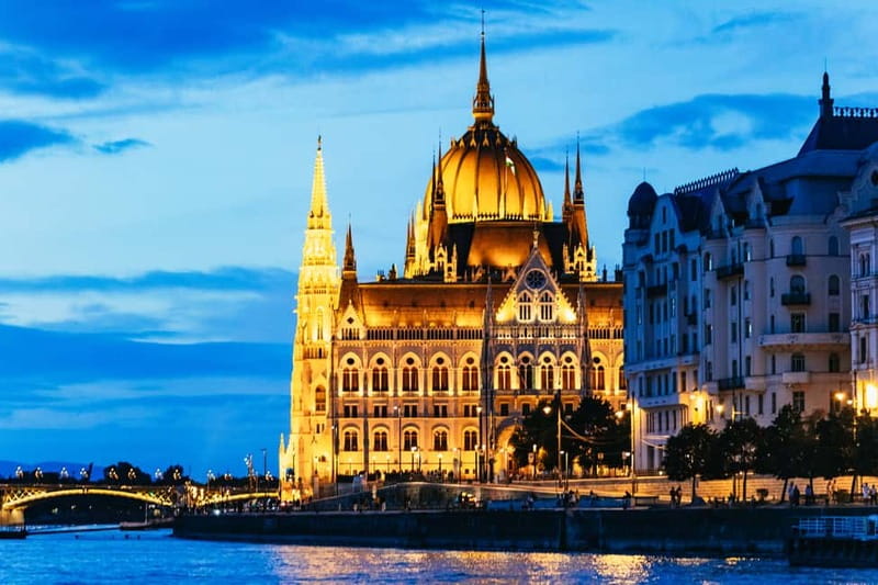 Budapest: Prosecco Dinner Cruise with Live Music - Setting out from Silverline Cruises at Elizabeth Bridge