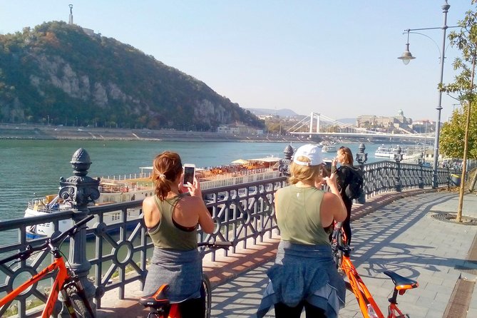 Budapest relaxed bicycle tour at sunset - Crossing the Chain Bridge at the right moment