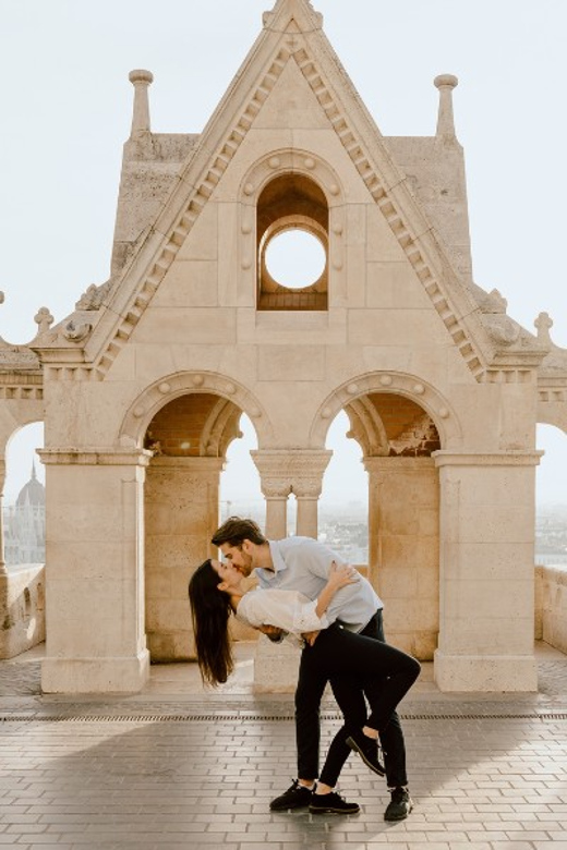 Budapest: romantic photoshoot at Buda's iconic sightseeings - Meeting at the Szent László statue