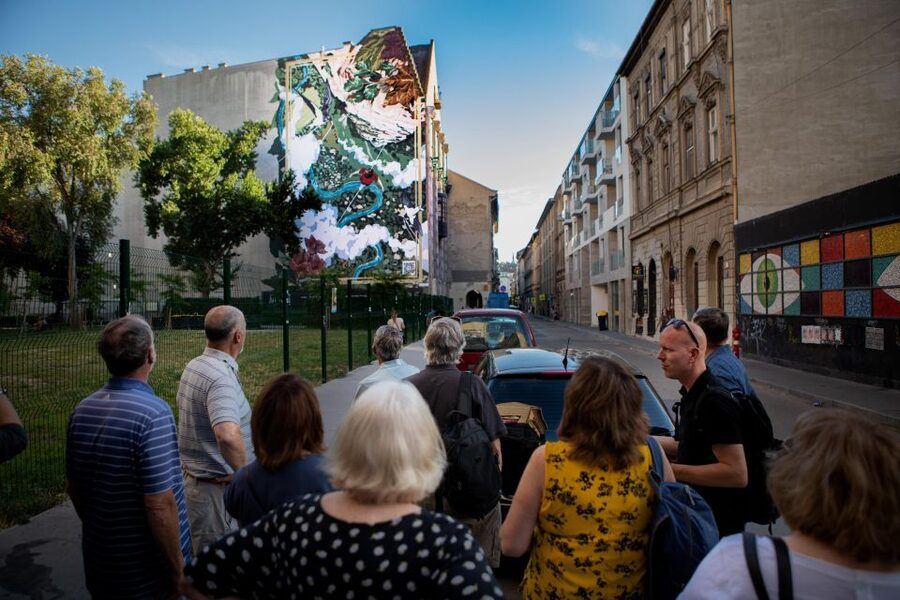 Budapest: Ruin Bars Walking Tour with Drinks and Snacks - Key points to know before you book