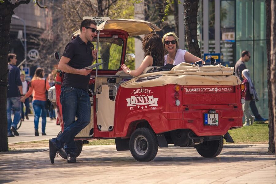 Budapest: Scenic Tuk Tuk Tour - Starting in central Budapest