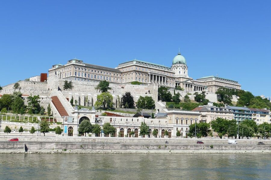 Budapest: Sightseeing Cruise on the Danube - Parliament and the first Danube views
