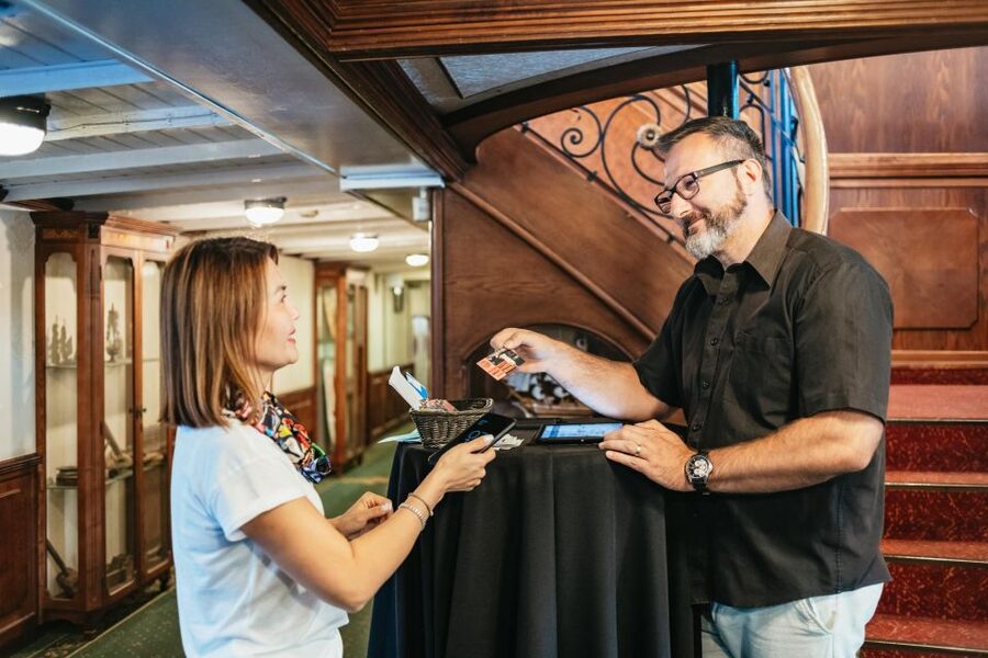 Budapest: Sightseeing Cruise on the Danube - The National Theatre and the return journey