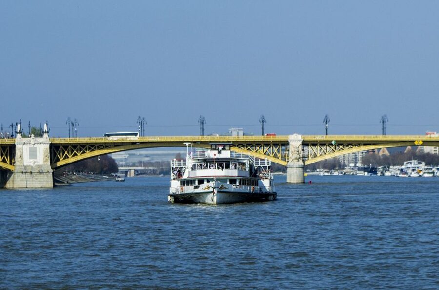 Budapest: Sightseeing Cruise on the Danube - Live music, drinks, and service
