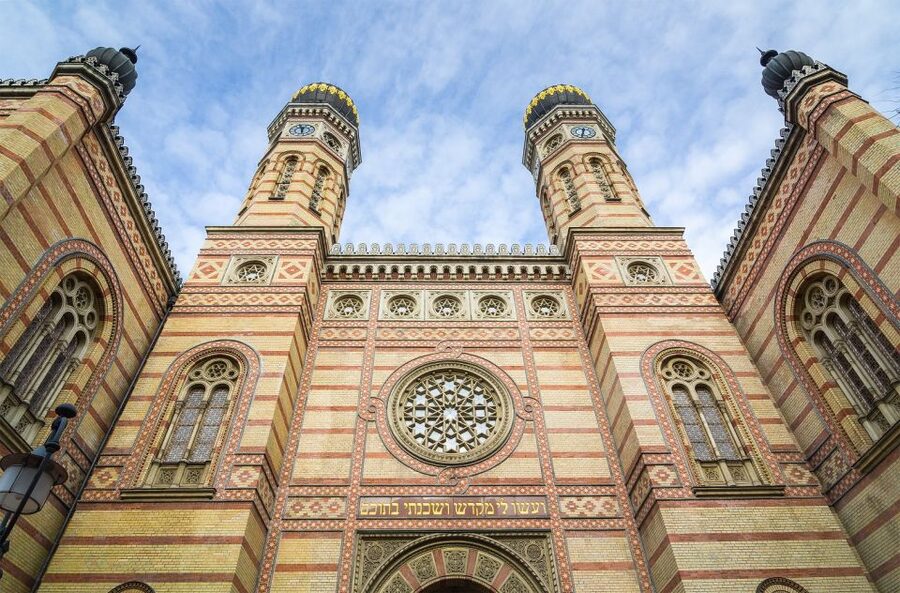 Budapest Sightseeing Tour With Private Transportation - What the guide adds beyond the monuments