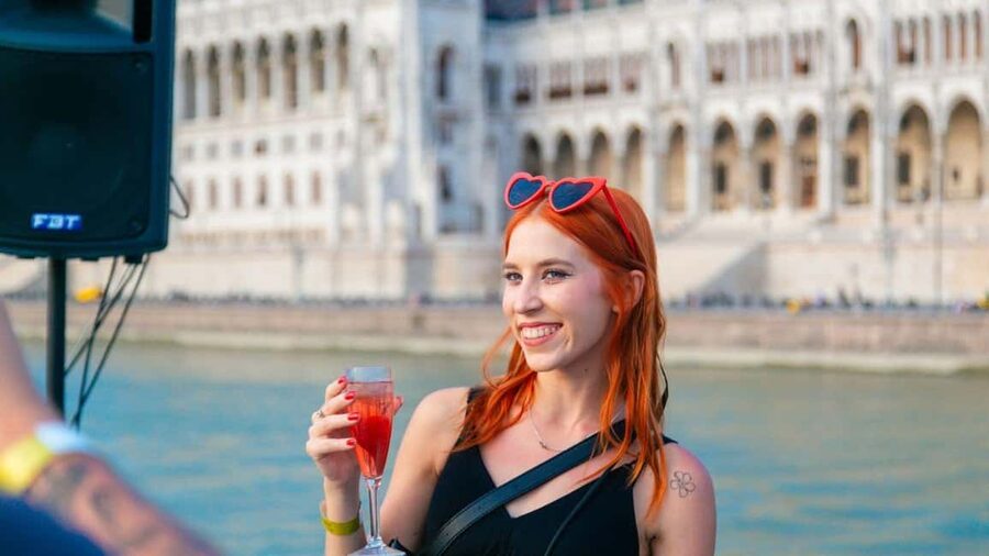 Budapest: Sip & Sail Danube Cruise with Prosecco Cocktails - The southern return past modern Budapest