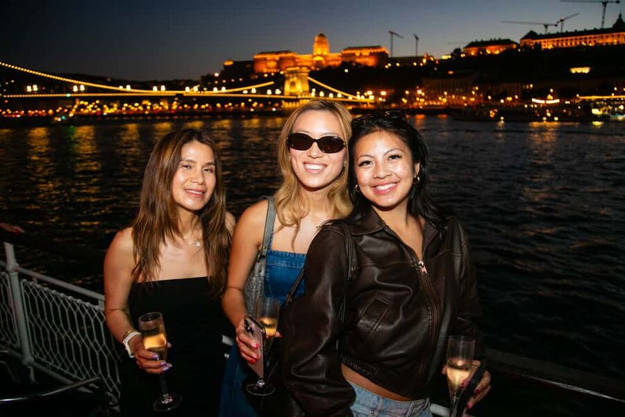Budapest: Sip & Sail Danube Cruise with Prosecco Cocktails - The final views: Vigadó, Gresham Palace, and the return dock