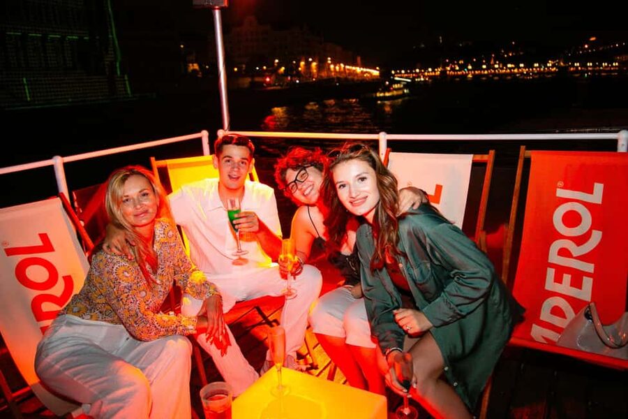 Budapest: Sip & Sail Danube Cruise with Prosecco Cocktails - The first drink and the cruise setup
