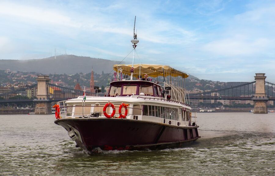 Budapest: Skyline Sightseeing Cruise with Parliament View - The upper deck is worth arriving early for