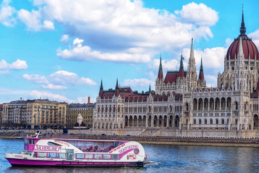 Budapest: Skyline Sightseeing Cruise with Parliament View - Vigadó Square and the Danube Promenade
