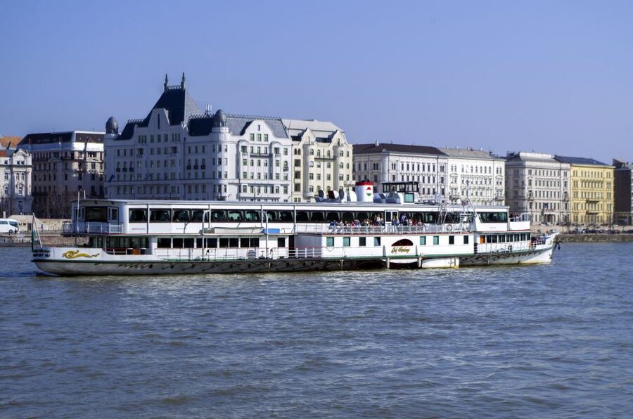 Budapest: Summer Brunch & Cruise with Prosecco or Cake - Who should book this brunch cruise?