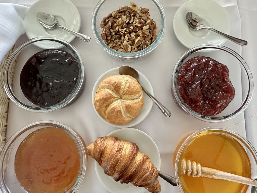 Budapest: Summer Brunch & Cruise with Prosecco or Cake - Service and atmosphere aboard Gróf Széchenyi