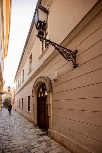 Budapest: The WWII Siege of Buda Castle & Bomb Shelter Tour - Entering the Buda Castle Cave