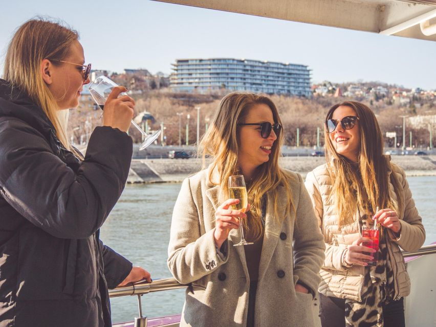 Budapest: Unlimited Prosecco and Wine Sightseeing Cruise - What the social atmosphere feels like