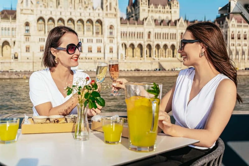 Budapest: Unlimited Prosecco, Beer and Aperol Spritz Cruise - What the 75-minute cruise actually feels like
