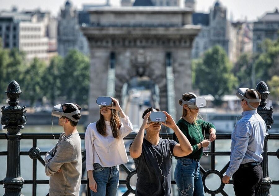 Budapest: Virtual Reality Tour in 8 Languages - Who will enjoy this tour most?