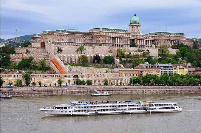 Budapest Walking Tour: Explore Top Sights & Hidden Gems - Szakszervezetek Háza and a 1970s architectural pause
