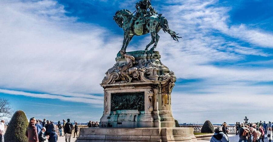 Budapest: Walking Tour in German - The Chain Bridge and crossing the Danube