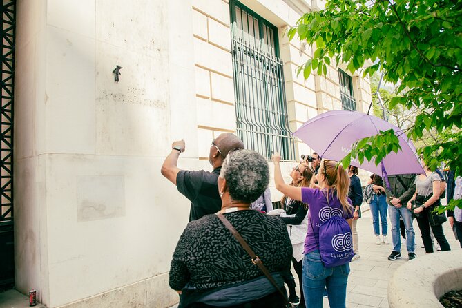 Budapest walking tour: Parliament and Shoes Memorial - Crossing the story of Chain Bridge