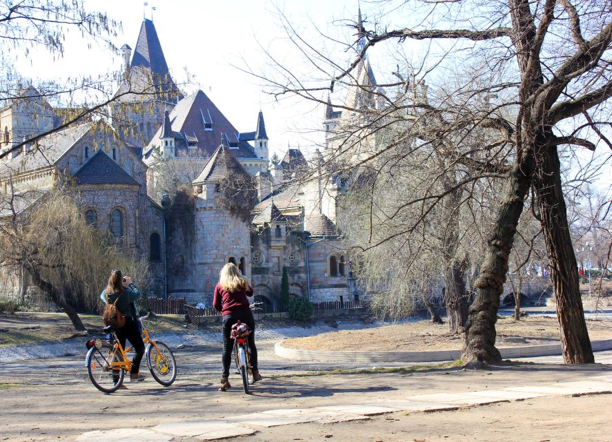 Budapest ❤️Winter Bike Tour with Coffee Stop❤️ - A Hungarian pastry in a warm café