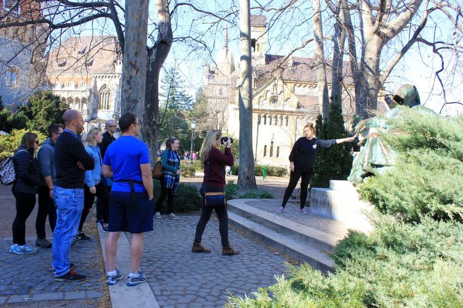 Budapest ❤️Winter Bike Tour with Coffee Stop❤️ - What the guides add to the ride